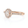 Bague de fiançailles en or jaune 18 carats forme ovale avec un diamant ovale entouré de diamants ronds
