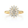 Bague en or avec un diamant ovale central entouré de diamants ronds brillants, offrant une élégance intemporelle. Idéale comme bague de fiançailles ou bijou de luxe, cette pièce de joaillerie met en valeur un design florale et scintillante, parfaite pour célébrer des moments spéciaux.