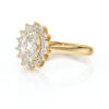 Bague en or avec un design élégant, ornée d'un diamant ovale central entouré de diamants ronds étincelants, symbolisant l'amour et le luxe. Parfait pour une demande en mariage ou une occasion spéciale. Bague avec diamant, bijou or, style vintage.