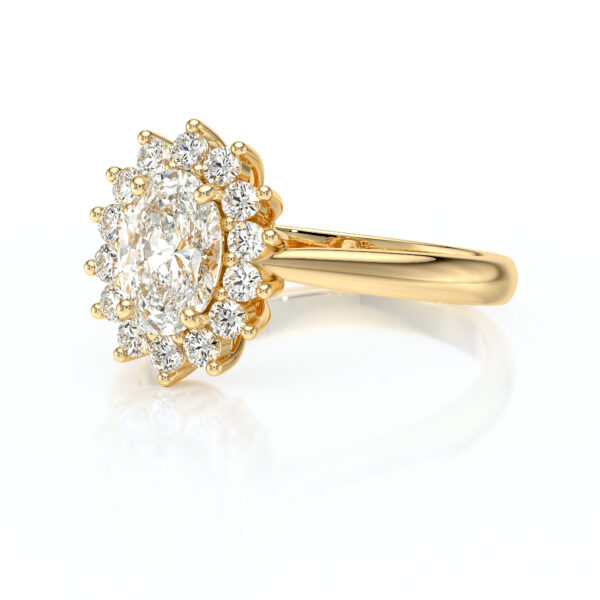 Bague en or avec un design élégant, ornée d'un diamant ovale central entouré de diamants ronds étincelants, symbolisant l'amour et le luxe. Parfait pour une demande en mariage ou une occasion spéciale. Bague avec diamant, bijou or, style vintage.