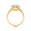 Bague en or jaune avec un design élégant mettant en valeur un diamant central scintillant, entouré de petites pierres précieuses. Idéale pour une demande en mariage ou un cadeau spécial, symbolisant l'amour et l'engagement. Modèle en or 18 carats avec une finition brillante, apportant sophistication et luxe.