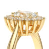 Bague en or avec un diamant central hautement poli et plusieurs petits diamants en halo, mettant en valeur un design élégant et luxueux, parfait pour les fiançailles ou les occasions spéciales. Modèle + diamant.