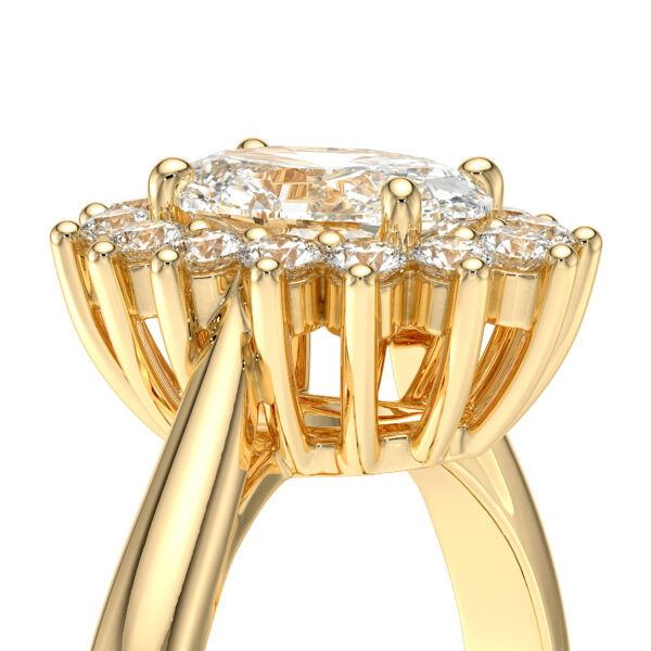 Bague en or avec un diamant central hautement poli et plusieurs petits diamants en halo, mettant en valeur un design élégant et luxueux, parfait pour les fiançailles ou les occasions spéciales. Modèle + diamant.