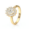 Bague en or jaune avec un design floral, ornée d'un diamant central entouré de plusieurs petits diamants, idéale pour une proposition de mariage ou comme bijou de luxe, modèle élégant et chic.