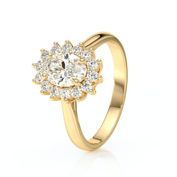 Bague en or jaune avec un design floral, ornée d'un diamant central entouré de plusieurs petits diamants, idéale pour une proposition de mariage ou comme bijou de luxe, modèle élégant et chic.