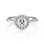 Bague en diamant ronde sertie de pierres précieuses, modèle élégant avec un design en halo, en or blanc brillant, symbole d'amour et de promesse, idéale pour des fiançailles ou anniversaires, mettant en valeur le scintillement des diamants.