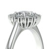 Bague de fiançailles en or blanc ornée d'un diamant central rond, entouré de petites pierres précieuses dans un design élégant et moderne, idéale pour les demandes en mariage ou les occasions spéciales, mettant en valeur la brillance du diamant et la finition polie de l'or, modèle + diamant.
