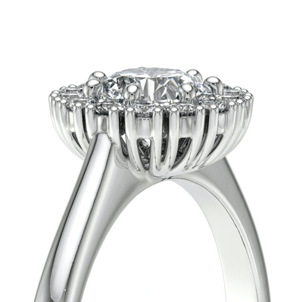 Bague de fiançailles en or blanc ornée d'un diamant central rond, entouré de petites pierres précieuses dans un design élégant et moderne, idéale pour les demandes en mariage ou les occasions spéciales, mettant en valeur la brillance du diamant et la finition polie de l'or, modèle + diamant.
