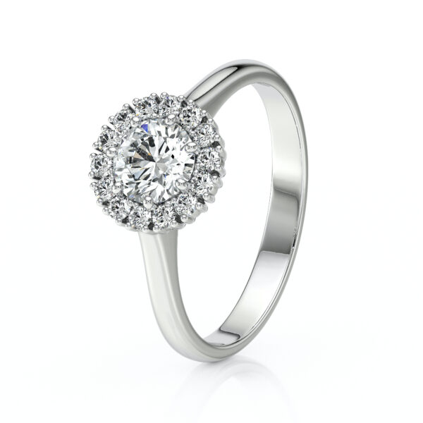 Bague en or blanc avec un diamant central entouré de petites pierres précieuses, représentant un bijou élégant et sophistiqué, idéal pour une demande en mariage ou une occasion spéciale. Modèle avec diamant.