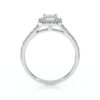 Bague en or blanc ornée d'un diamant rectangulaire central et de petites pierres précieuses sur les côtés, modèle élégant et raffiné, parfait comme bague de fiançailles ou pour un bijou de luxe, mettant en valeur la brillance des diamants.