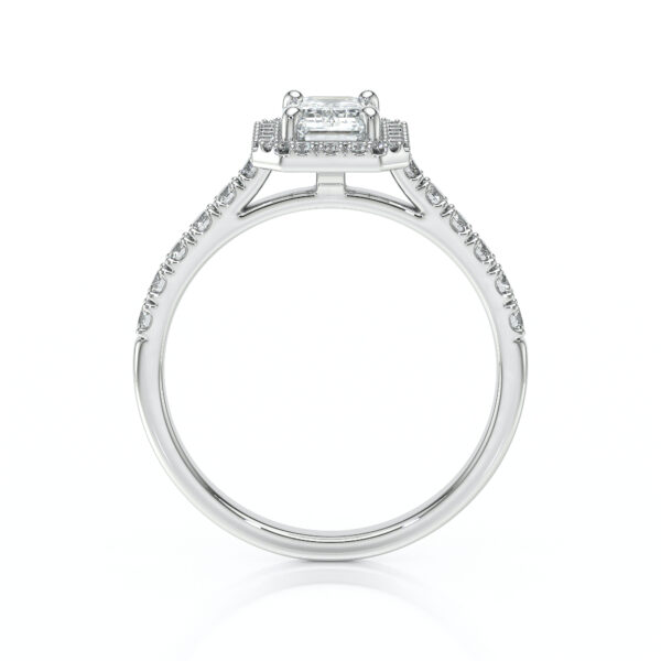 Bague en or blanc ornée d'un diamant rectangulaire central et de petites pierres précieuses sur les côtés, modèle élégant et raffiné, parfait comme bague de fiançailles ou pour un bijou de luxe, mettant en valeur la brillance des diamants.