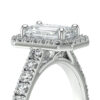 Bague en or blanc avec un diamant central taille émeraude et une monture ornée de diamants brillants. Design élégant et raffiné illustrant la beauté et le luxe, idéale pour une proposition ou une occasion spéciale. Modèle + diamant.
