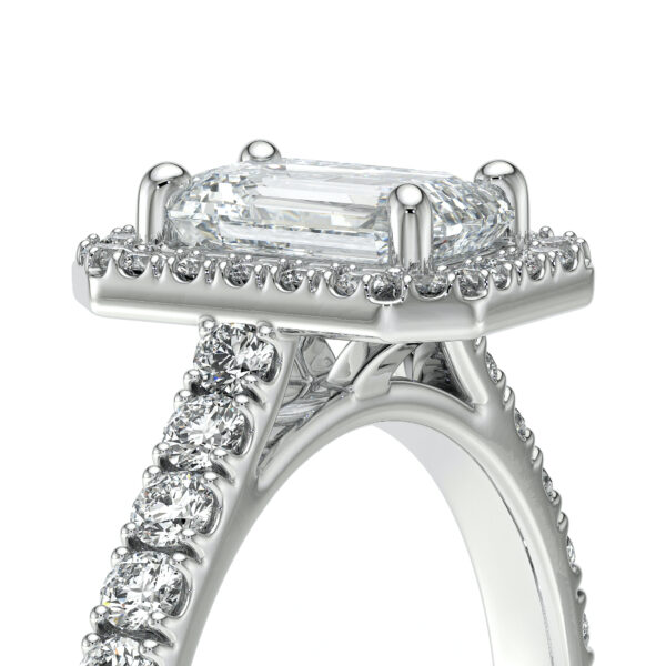 Bague en or blanc avec un diamant central taille émeraude et une monture ornée de diamants brillants. Design élégant et raffiné illustrant la beauté et le luxe, idéale pour une proposition ou une occasion spéciale. Modèle + diamant.
