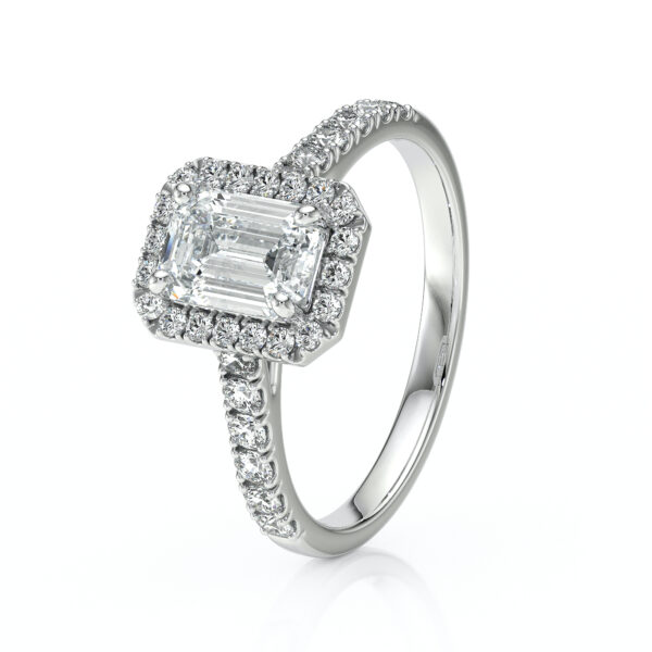 Bague en diamant raffinée avec un pavé de diamants scintillants, ornée d'une pierre centrale en taille émeraude, design élégant et sophistiqué, idéale pour une demande en mariage ou une occasion spéciale. Modèle unique avec des détails étincelants et un éclat exceptionnel.