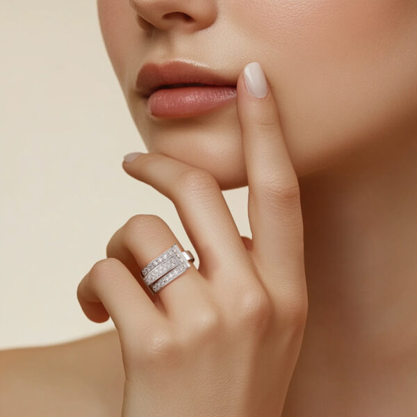 Bague en diamant élégante avec design contemporain portée par une main délicate. La bague présente deux rangées de diamants scintillants, mettant en avant le savoir-faire artisanal. Idéale pour les fiançailles, les occasions spéciales ou comme accessoire de mode, elle ajoute une touche de glamour à toute tenue.