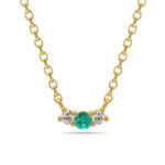 Collier en or avec pendentif serti de deux diamants ronds et une pierre précieuse verte, créant un contraste élégant et raffiné. Parfait pour des occasions spéciales, ce bijou allie luxe et simplicité. Idéal pour les amateurs de joaillerie haut de gamme. Modèle + diamant.