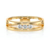 Bague en or jaune moderne avec trois diamants taille brillant, présentant un design épuré et élégant. Idéale pour les fiançailles ou un cadeau spécial, cette pièce intemporelle allie sophistication et luminosité, mettant en valeur l'éclat des diamants sur un fond lisse et poli.