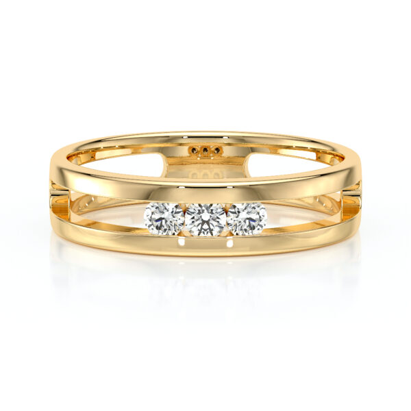 Bague en or jaune moderne avec trois diamants taille brillant, présentant un design épuré et élégant. Idéale pour les fiançailles ou un cadeau spécial, cette pièce intemporelle allie sophistication et luminosité, mettant en valeur l'éclat des diamants sur un fond lisse et poli.