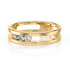 Bague en or jaune moderne avec des diamants, présentant un design élégant avec trois diamants brillants incrustés, idéale pour des occasions spéciales ou comme bague de fiançailles. Modèle raffiné et luxueux, symbole d'amour et d'engagement.