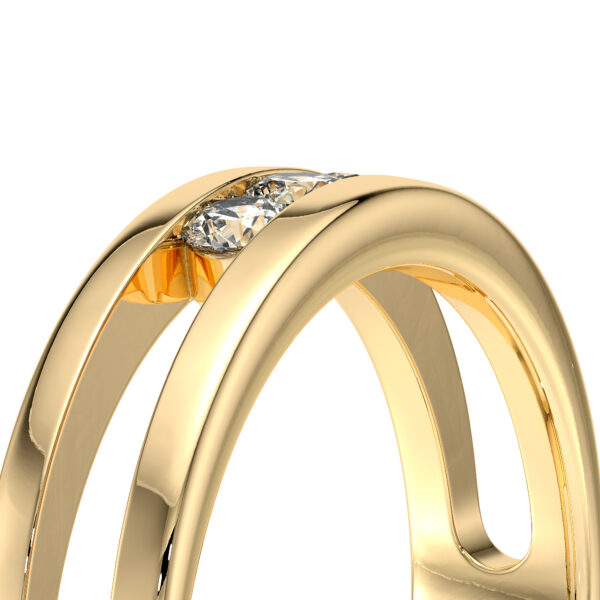 Bague en or jaune élégante avec un design moderne, ornée d'un diamant brillant en forme de marquise, idéale pour les fiançailles ou pour un cadeau spécial, symbole d'amour et de compromettre.