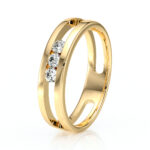 Bague en or jaune moderne avec trois diamants brillants au centre, design élégant avec des lignes épurées et des ouvertures sur les côtés, parfaite pour un mariage ou une occasion spéciale, ajoutant une touche de sophistication et d'éclat à n'importe quelle tenue.