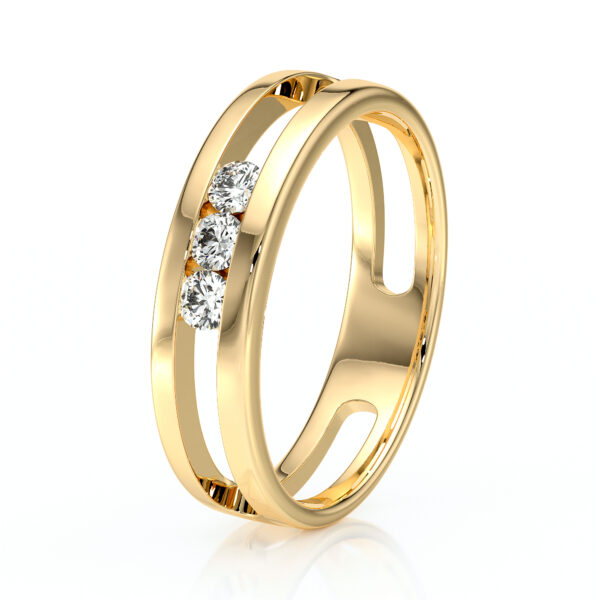 Bague en or jaune moderne avec trois diamants brillants au centre, design élégant avec des lignes épurées et des ouvertures sur les côtés, parfaite pour un mariage ou une occasion spéciale, ajoutant une touche de sophistication et d'éclat à n'importe quelle tenue.