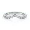 Bague en or blanc délicate avec un design en V, ornée de diamants étincelants tout autour. Idéale comme bague de fiançailles ou de mariage, cette pièce élégante met en valeur la brillance des diamants tout en ajoutant une touche moderne à votre collection de bijoux. Modèle avec diamant.