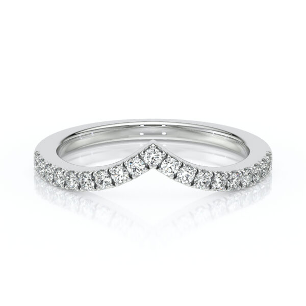 Bague en or blanc délicate avec un design en V, ornée de diamants étincelants tout autour. Idéale comme bague de fiançailles ou de mariage, cette pièce élégante met en valeur la brillance des diamants tout en ajoutant une touche moderne à votre collection de bijoux. Modèle avec diamant.