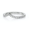 Bague en or blanc avec un design élégant en forme de vague, ornée de plusieurs diamants scintillants, idéale pour des occasions spéciales. Mode bijou de luxe, style moderne, parfait comme bague de fiançailles ou de mariage.