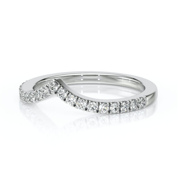 Bague en or blanc avec un design élégant en forme de vague, ornée de plusieurs diamants scintillants, idéale pour des occasions spéciales. Mode bijou de luxe, style moderne, parfait comme bague de fiançailles ou de mariage.