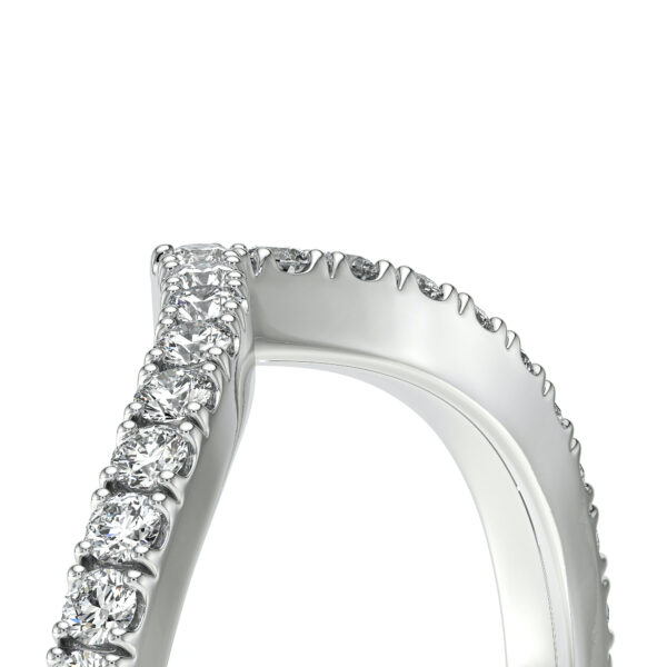 Bague en argent avec des diamants étincelants, design élégant et moderne, mettant en valeur un sertissage pavé, idéale pour une proposition ou un mariage. Bijoux de luxe en diamant, parfaits pour les occasions spéciales.