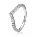 Bague en or blanc délicate avec un design élégant, ornée de diamants étincelants tout le long de l'anneau, modèle moderne avec un style chic et intemporel, idéale pour une proposition ou un anniversaire.