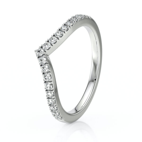 Bague en or blanc délicate avec un design élégant, ornée de diamants étincelants tout le long de l'anneau, modèle moderne avec un style chic et intemporel, idéale pour une proposition ou un anniversaire.