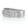 Bague en argent avec des diamants, présentant un design contemporain à plusieurs niveaux avec deux rangées de diamants étincelants, idéale pour les fiançailles ou les occasions spéciales, ajoutant une touche d'élégance et de raffinement à toute tenue.