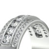 Bague en or blanc avec trois bandes étincelantes, ornée de diamants brillants. Le design contemporain de cette bague met en valeur des pierres précieuses alignées, créant un effet de lumière spectaculaire, idéale comme bijou de fiançailles ou pour une occasion spéciale. Parfaite pour les amateurs de joaillerie moderne, elle apporte une touche d'élégance et de sophistication.