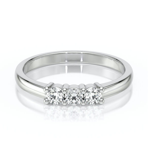 Bague en or blanc avec trois diamants ronds sertis. Ce modèle élégant met en valeur la brillance des diamants, offrant un style intemporel et sophistiqué, idéale pour une promesse ou une occasion spéciale.