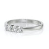 Bague en or blanc avec trois diamants ronds scintillants. Idéal pour fiançailles ou comme bijou de luxe. Élégante et intemporelle, cette bague met en valeur les diamants grâce à son design minimaliste. Parfaite pour un cadeau spécial ou une occasion mémorable.