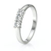Bague en or blanc avec trois diamants ronds étincelants, parfaite pour une demande en mariage ou un cadeau spécial, offrant une brillance exceptionnelle et un design élégant.