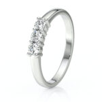 Bague en or blanc avec trois diamants ronds étincelants, parfaite pour une demande en mariage ou un cadeau spécial, offrant une brillance exceptionnelle et un design élégant.