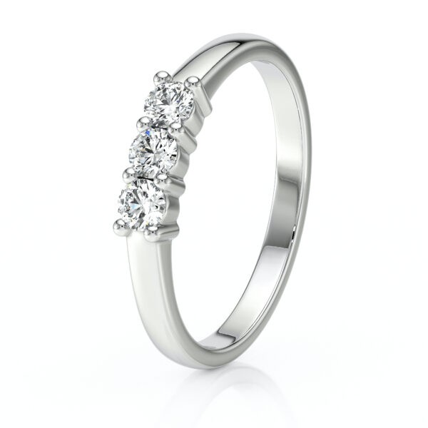 Bague en or blanc avec trois diamants ronds étincelants, parfaite pour une demande en mariage ou un cadeau spécial, offrant une brillance exceptionnelle et un design élégant.