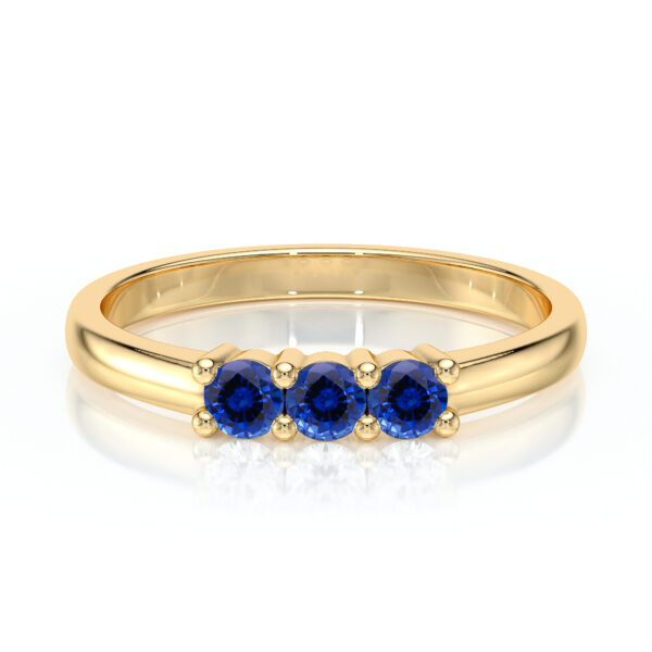 Bague en or jaune avec trois pierres précieuses bleu profond, offrant un look élégant et intemporel. Idéale pour des occasions spéciales, cette bague met en valeur des diamants et transmet un sentiment de luxe et de sophistication. Parfaite pour les fiançailles ou comme cadeau précieux, cette pièce unique se distingue par son design raffiné et moderne.
