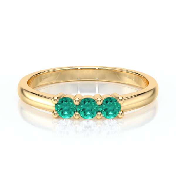 Bague en or jaune avec trois pierres précieuses en turquoise, chic et élégante, idéale comme bijou de fiançailles ou pour un cadeau spécial. Design intemporel avec un éclat raffiné, ajoutant une touche de couleur à toute tenue. Modèle + diamant.