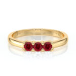 Bague en or jaune ornée de quatre rubis rouge vif, modèle élégant et intemporel, parfaite pour les occasions spéciales ou comme bijou quotidien, mettant en valeur le savoir-faire artisanal et la beauté des pierres précieuses.