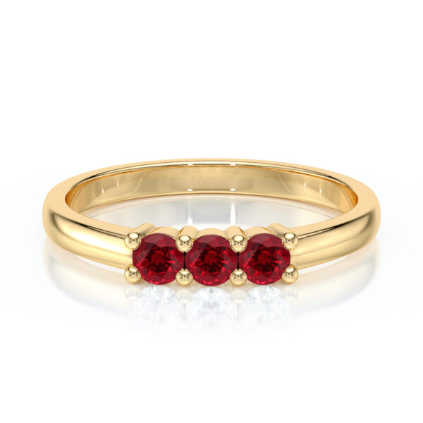 Bague en or jaune ornée de quatre rubis rouge vif, modèle élégant et intemporel, parfaite pour les occasions spéciales ou comme bijou quotidien, mettant en valeur le savoir-faire artisanal et la beauté des pierres précieuses.