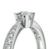 Bague en solitaire en or blanc sertie d'un diamant central et ornée de petits diamants sur les côtés, design moderne et élégant, idéale pour une demande en mariage ou une occasion spéciale. Monture en or avec finition polie, offrant brillance et éclat, symbole d'amour éternel.