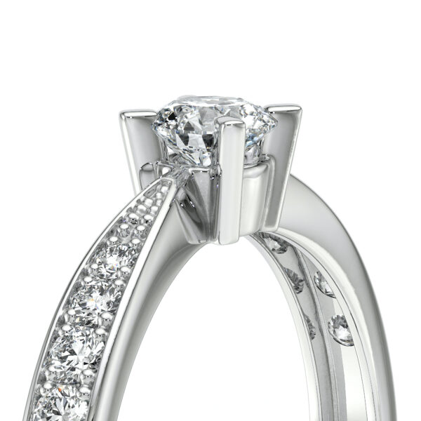 Bague en solitaire en or blanc sertie d'un diamant central et ornée de petits diamants sur les côtés, design moderne et élégant, idéale pour une demande en mariage ou une occasion spéciale. Monture en or avec finition polie, offrant brillance et éclat, symbole d'amour éternel.