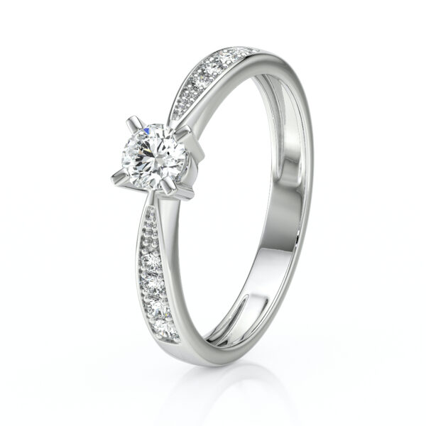 Bague de fiançailles en or blanc, ornée d'un diamant brillant en taille ronde, avec des petits diamants sertis sur les côtés, idéale pour les demandes en mariage, ajoutant une touche d'élégance et de romantisme à chaque occasion.