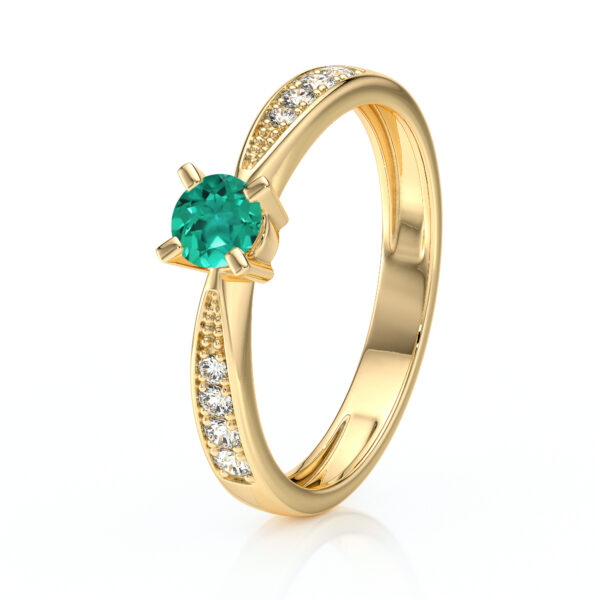 Bague élégante en or jaune avec un diamant central de couleur verte, entouré de petits diamants brillants sur les côtés. Idéale comme bague de fiançailles ou bijou de luxe.