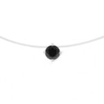 Collier élégant avec un pendentif en diamant noir, serti sur un fil métallique argenté, mettant en valeur la brillance et le design moderne de ce bijou intemporel.