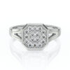 Bague en or blanc octogonale ornée de diamants brillants, avec une monture délicate et des pierres précieuses disposées en un motif élégant. Cette bague sophistiquée est idéale pour une proposition de mariage ou un cadeau spécial, ajoutant une touche de luxe et de raffinement à chaque occasion. Modèle unique + diamant.